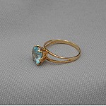 Кольцо золотое с голубым топазом 1К029ГТ