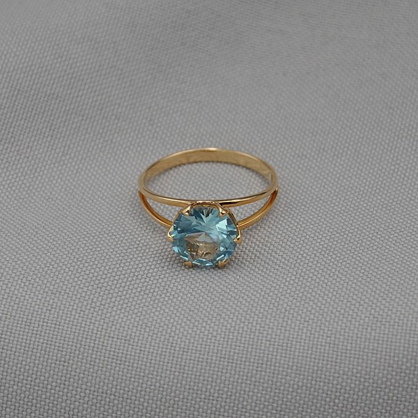 Кольцо золотое с голубым топазом 1К029ГТ