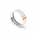 Обручальное кольцо серебряное с золотыми вставками и гравировкой 2к229